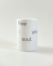 Lade das Bild in den Galerie-Viewer, Duftkerze "free your soul"
