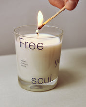 Lade das Bild in den Galerie-Viewer, Brennende freetherapy Duftkerze