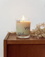 Lade das Bild in den Galerie-Viewer, Duftkerze "free your soul"